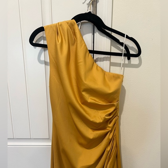 Elliatt Cassini Satin One-Shoulder Dress Size S Tumeric - Picture 5 of 5